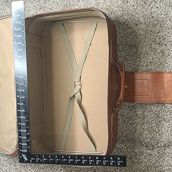 Sears Tan Luggage Travel Bag with Classic Design - Picture 11 of 11